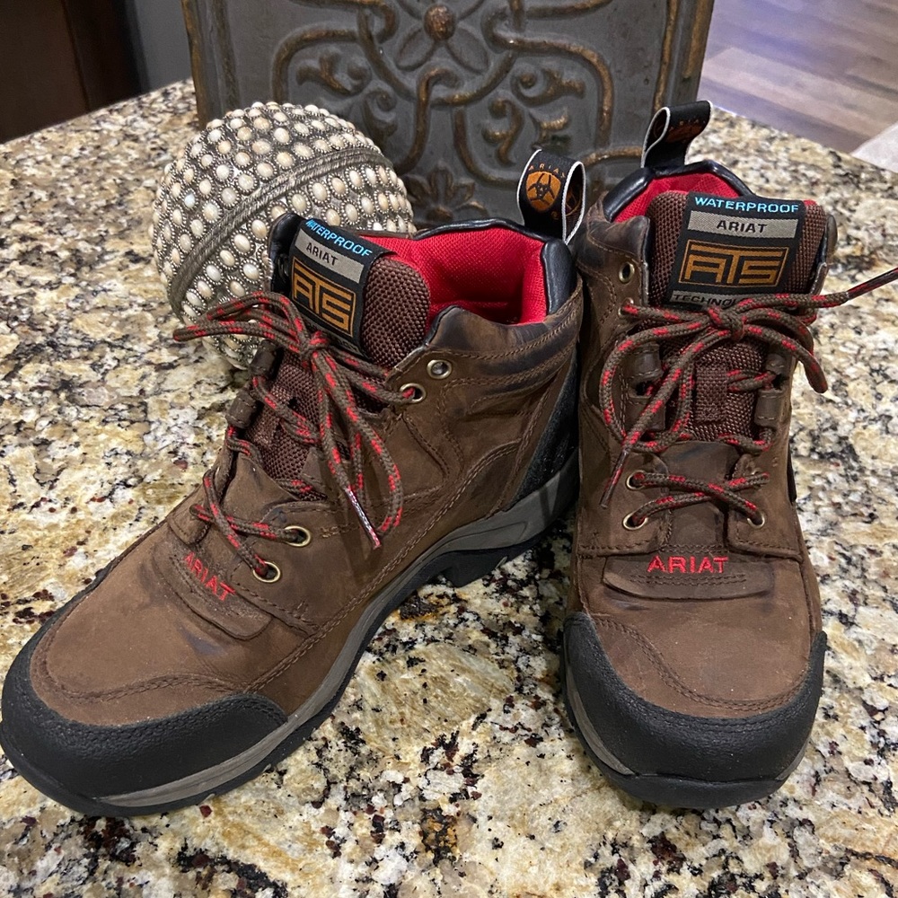 Ariat leather all terrain weatherproof cushioned boot, sz 7